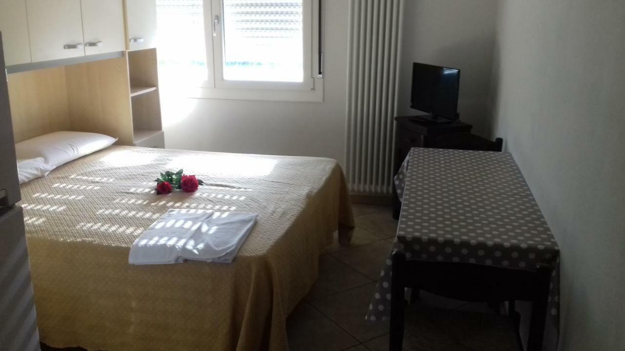 Villa Glori Affitto Camere Monolocali Карпи Екстериор снимка