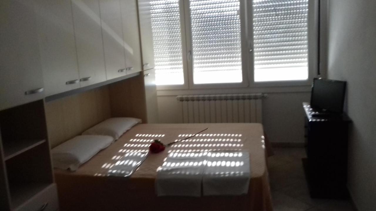 Villa Glori Affitto Camere Monolocali Карпи Екстериор снимка